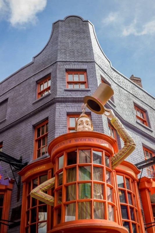 Weaslys Wizarding Wheezes Visiting Harry Potter World Orlando